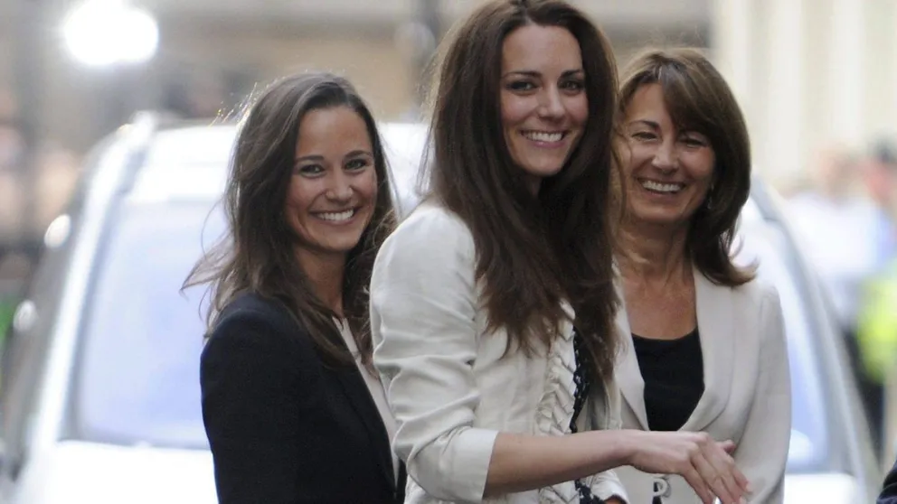 Invitadas sorpresa: Carole y Pippa Middleton son captadas junto a Kate en la boda de Hussein de Jordania