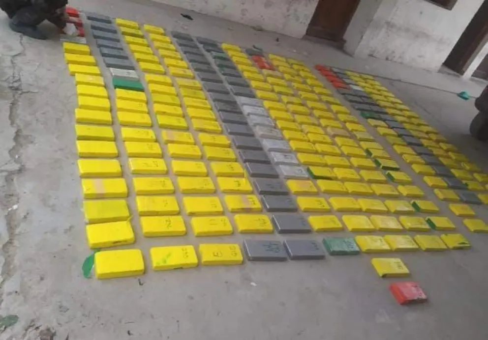 Circulaba con más de 260 kilos de cocaína, lo sorprendieron y se dio a la fuga