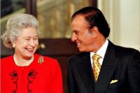 No siguió el protocolo: el notable detalle que se le pasó a Carlos Menem al reunirse con la reina Isabel II