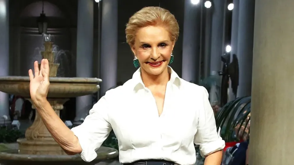 De esta forma Carolina Herrera dio cátedra con su estilo en una gala benéfica para estudiantes de la moda