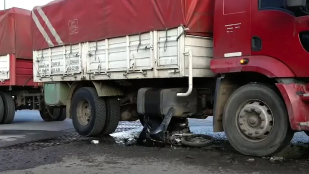 Una moto quedó incrustada en un camión tras violento choque en Av.Delgadillo