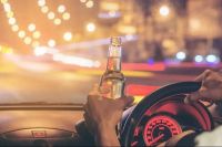 Alcohol al volante: dos hombres chocaron un auto estacionado mientras celebraban el día del amigo