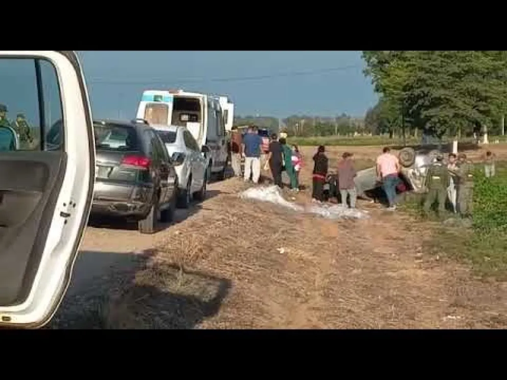 Una mujer murió tras volcarse la camioneta en la que se trasladaba