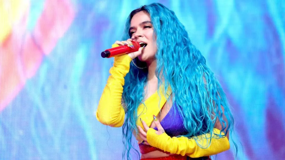 La hermana de Karol G copia su exuberante estilo y luce un provocativo y sensual bikini