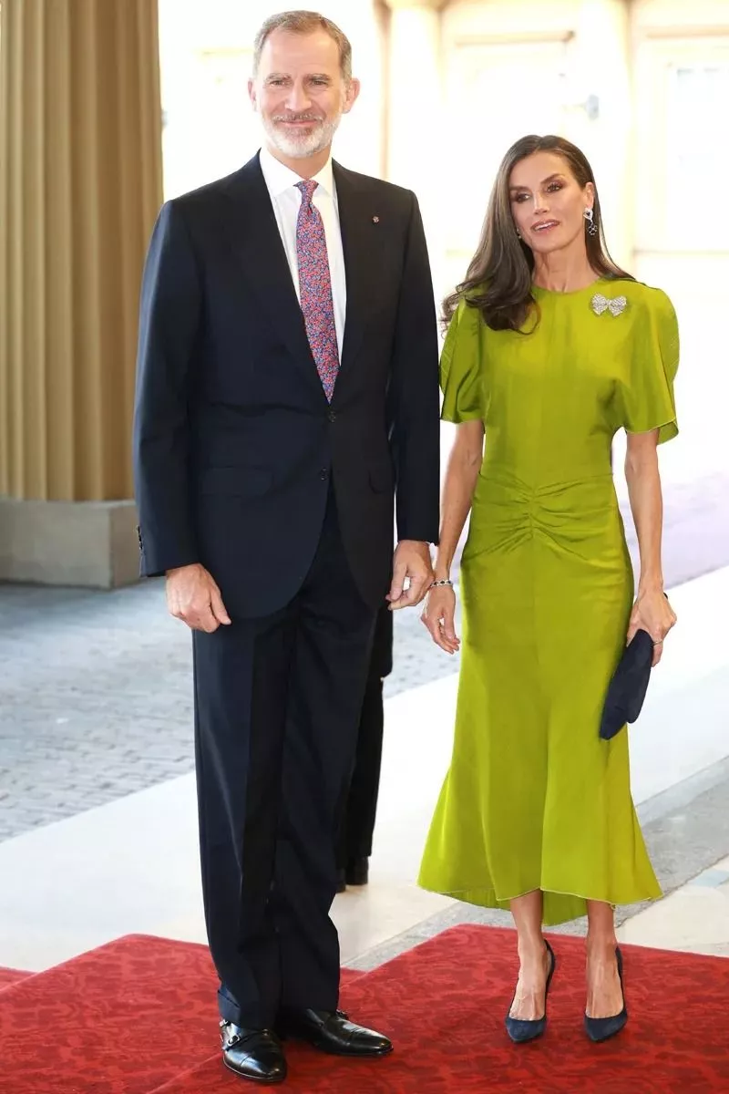 reina Letizia usando el vestido verde