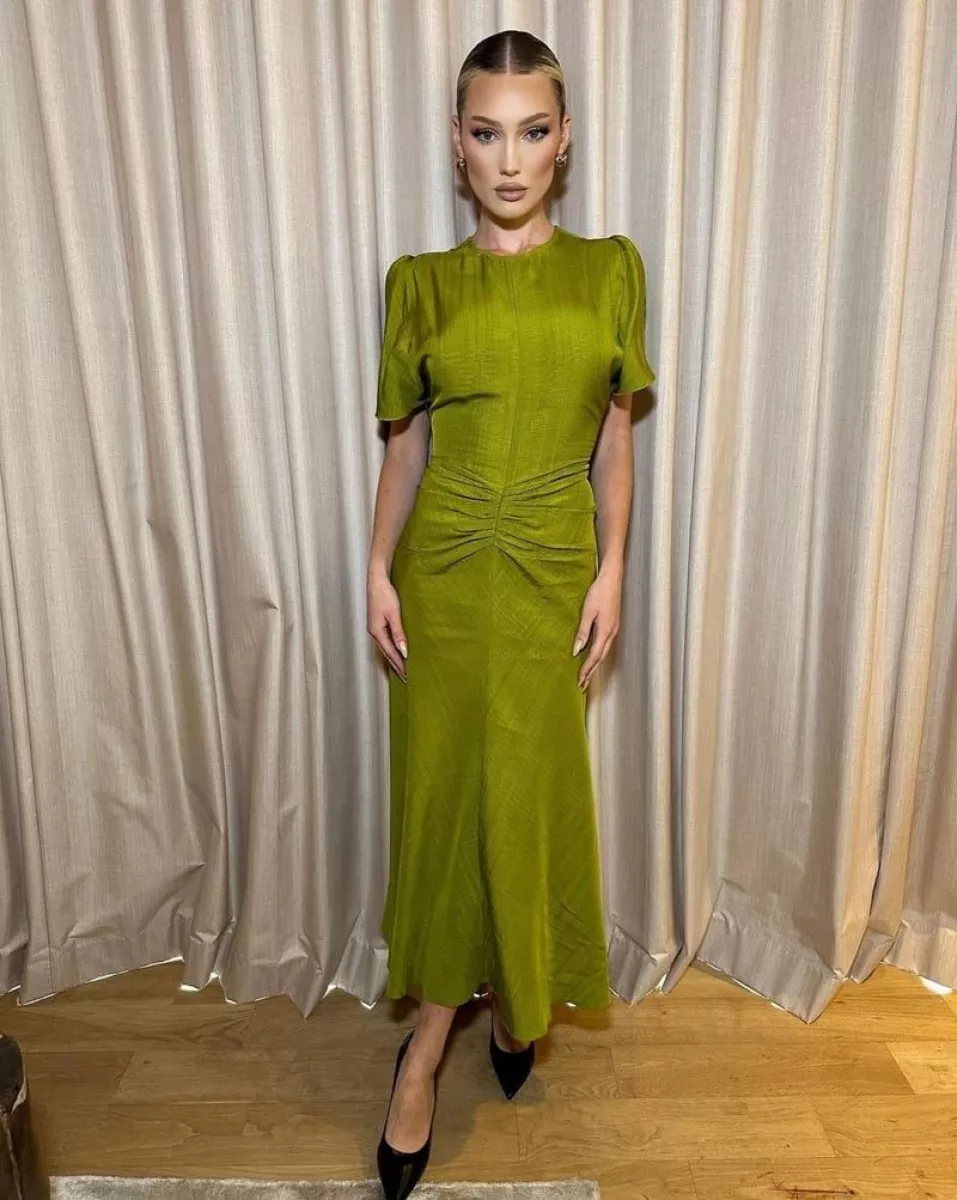 Meredith Duxbury usando el vestido verde