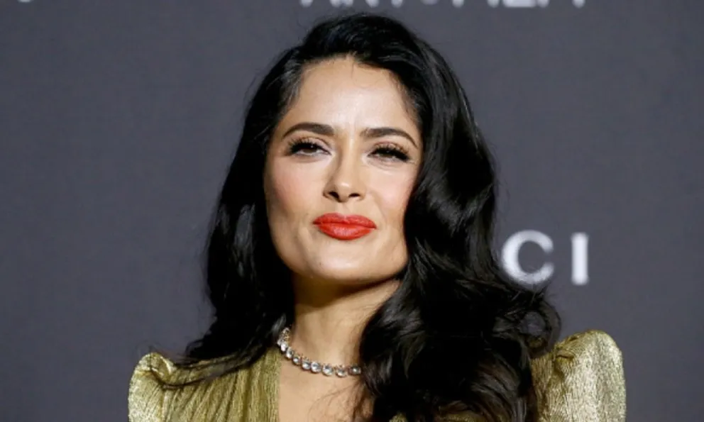 La sensual publicación de Salma Hayek con bata de dormir que dejó a todos sin aliento