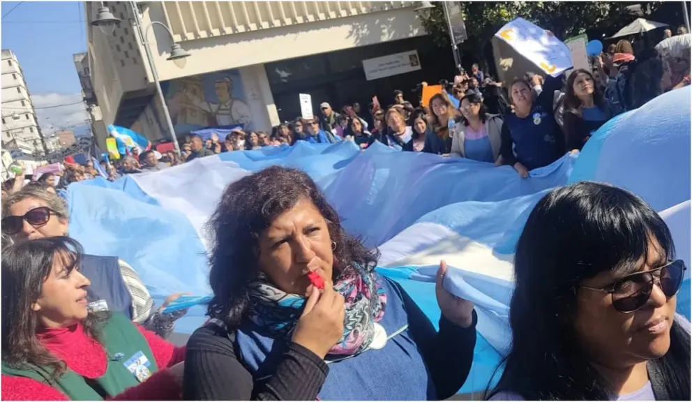 |MASIVA MARCHA DE DOCENTES EN JUJUY|Pidieron cobrar lo mismo que los maestros salteños: son los sueldos más altos del país  