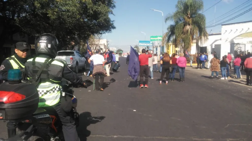 Trabajadores municipales reafirmaron el paro y cortan la Avenida Paraguay  