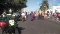 Trabajadores municipales reafirmaron el paro y cortan la Avenida Paraguay  