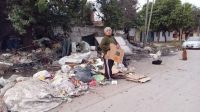 Una pareja en situación de calle vive en un basural, los vecinos exigen limpieza