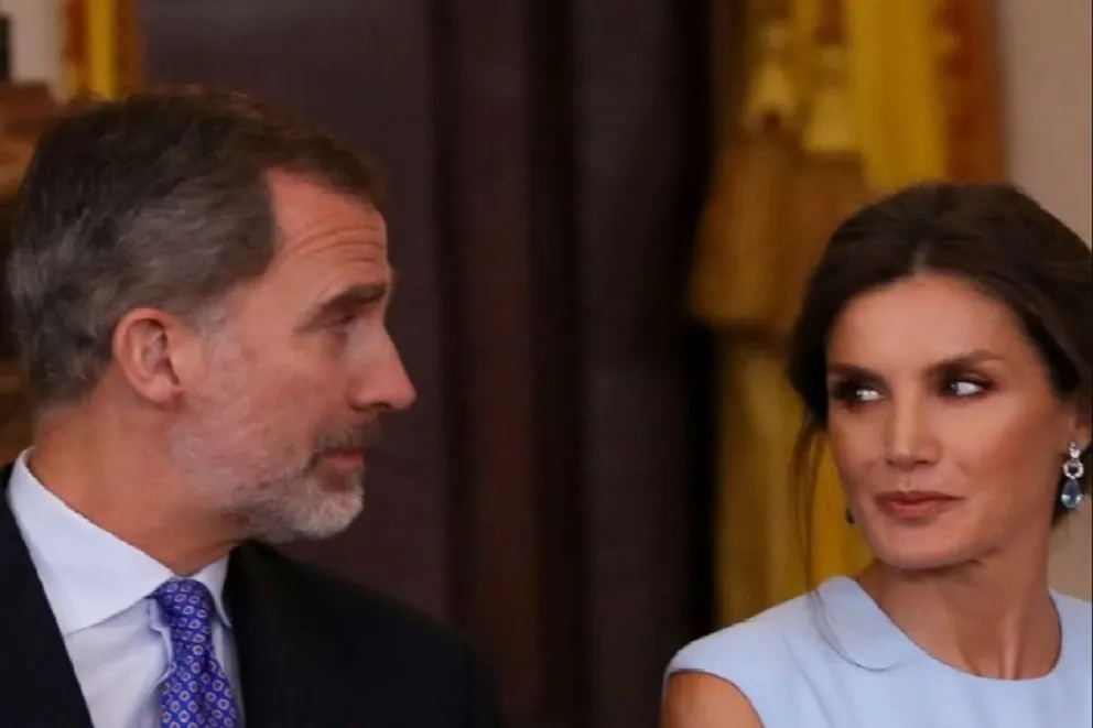 La reina indignada al saber que el niño es igual al rey Felipe