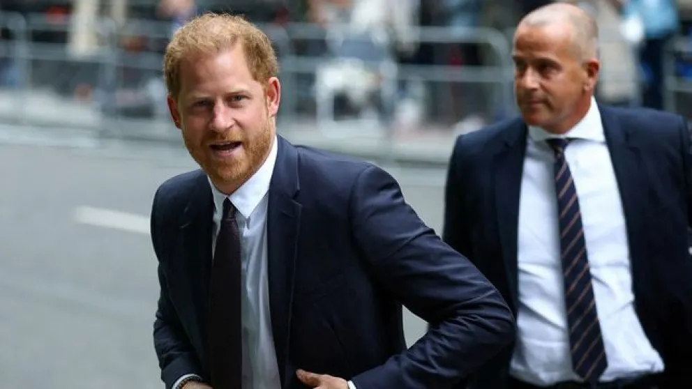 No se calló nada: el príncipe Harry atacó e insultó en su declaración a James Hewitt y al mayordomo de Lady Di