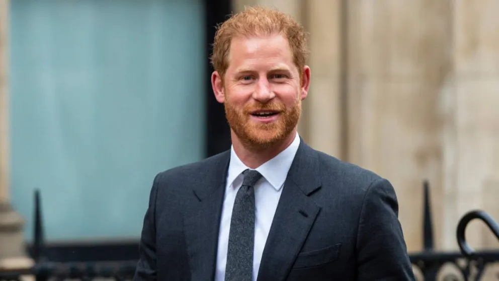 La foto del príncipe Harry arriba de un avión se volvió viral por este motivo