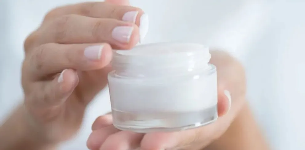 ANMAT prohibió una famosa marca de crema desinflamante por este insólito motivo 
