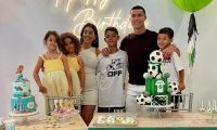 Las tiernas fotos de los mellizos de Cristiano Ronaldo y Georgina Rodríguez con sus primos en su cumpleaños