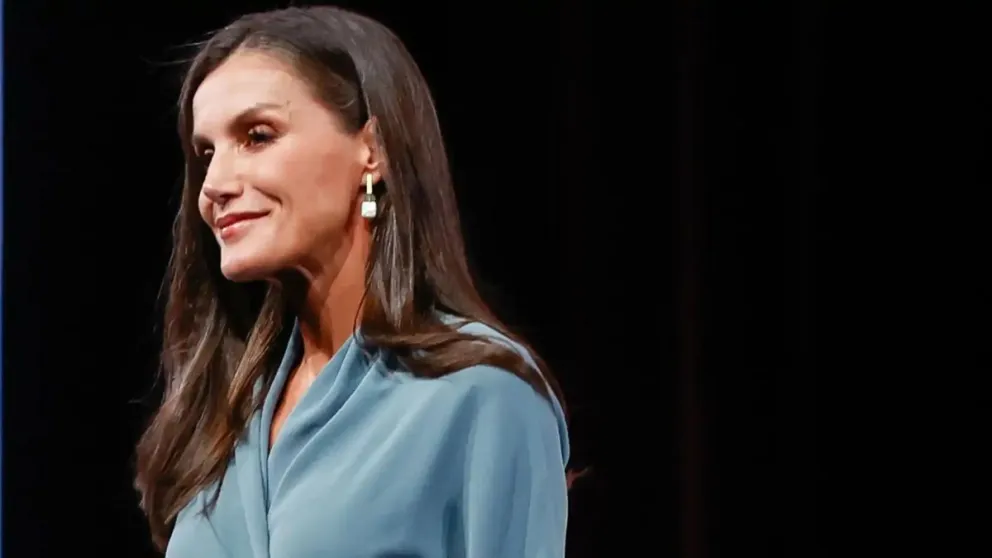 Letizia le dio un toque informal a su look con un detalle perfecto para ir a un festival de música