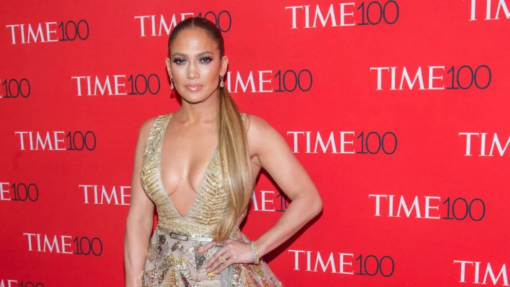 Jennifer López saca a relucir sus espectaculares y sensuales piernas con este extravagante vestido