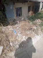 Limpiaron las calles y dejaron la basura en el frente de una vivienda: la dueña exige soluciones