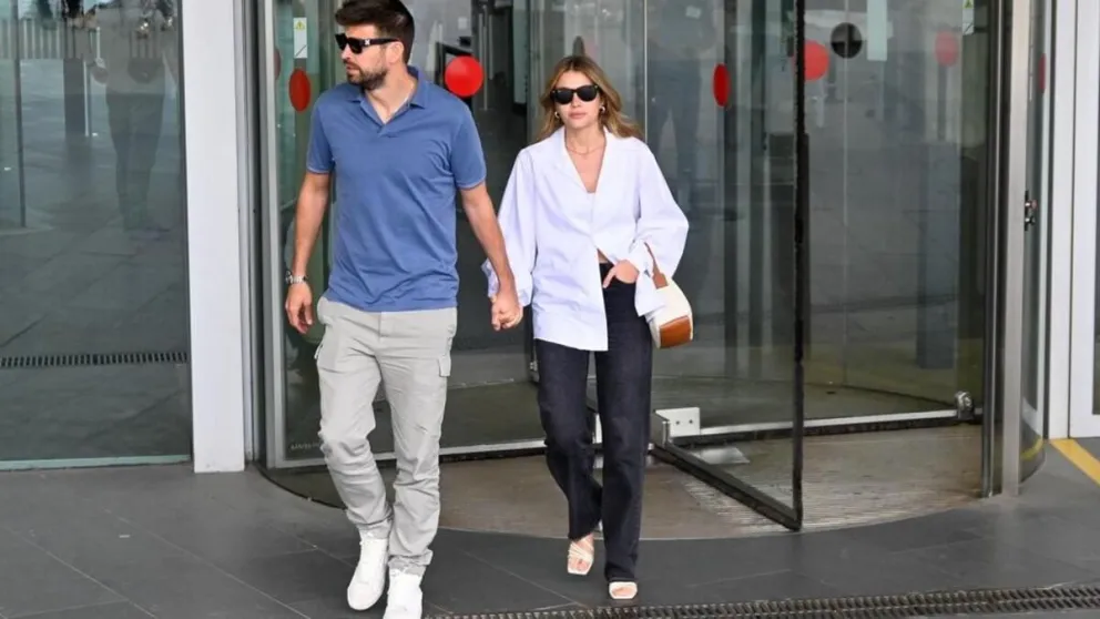 Gerard Piqué y Clara Chía a los besos y muy fogosos tras su paso por el juzgado: Shakira impactada
