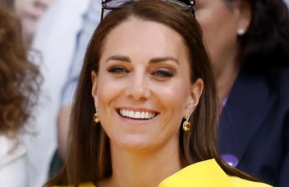 Una mujer corrió a los brazos de Kate Middleton para darle este conmovedor regalo: fotos del momento