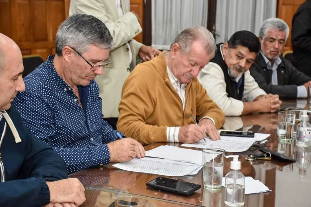 Cierre del conflicto en puerta: Docentes firmaron un acta y hoy definirán si finaliza el paro 
