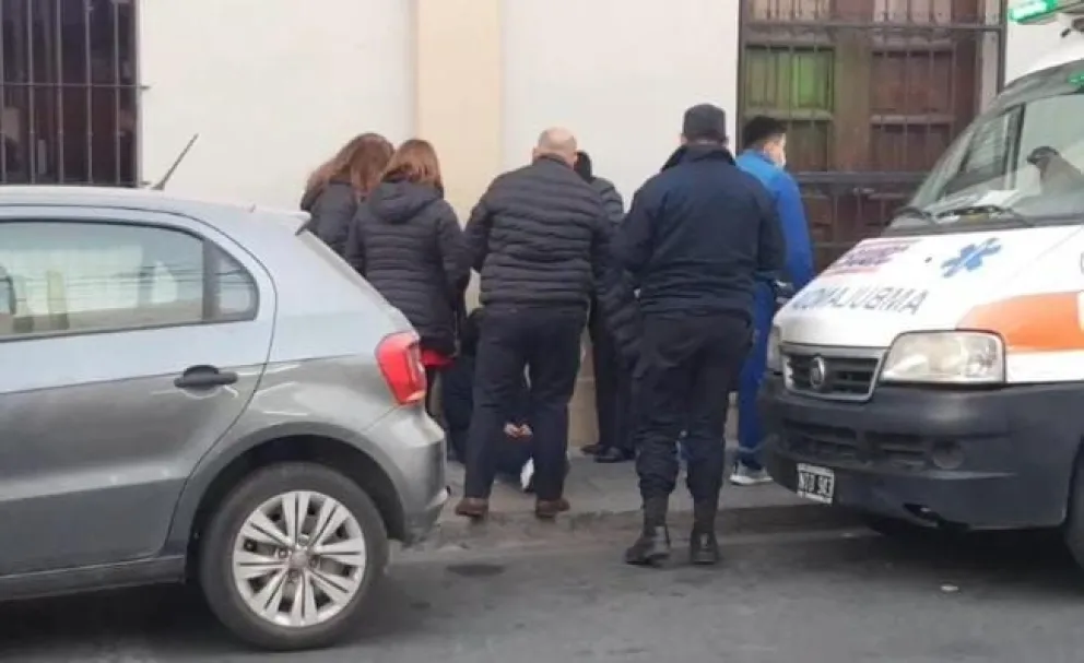 Una niña fue embestida por un auto de camino al colegio en pleno centro salteño