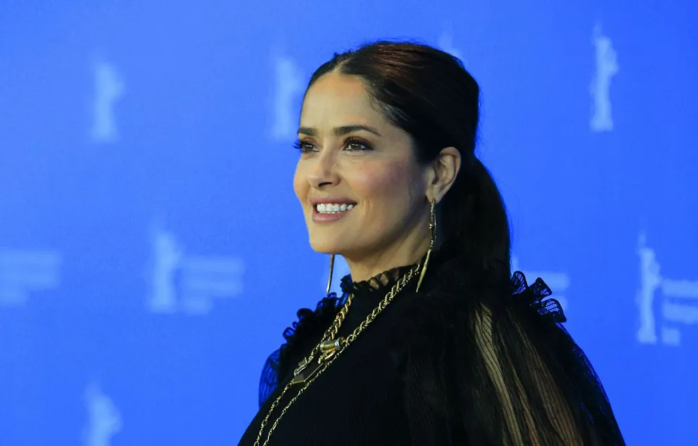 La sensual foto en la que Salma Hayek luce una tendencia del verano: fue furor en las redes sociales