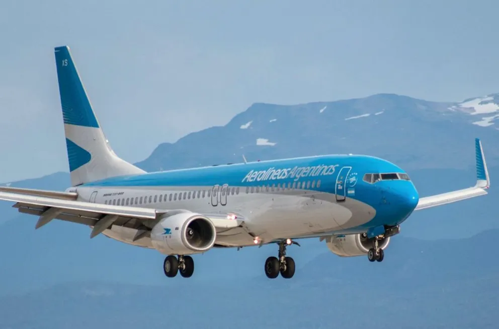 Tras la amenaza de bomba, esta es la decisión que tomó Aerolíneas Argentinas con la azafata involucrada