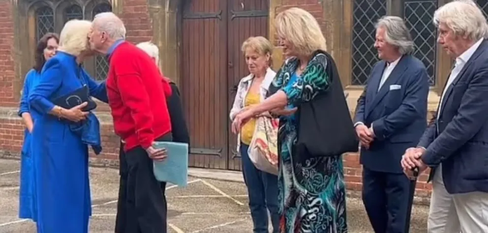 Camila Parker rompe los protolocs y no permite que sus amigos más cercanos le hagan reverencia durante una presentación
