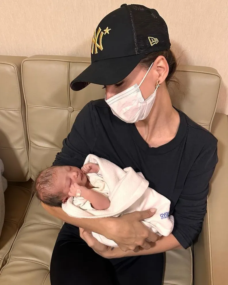La China su&aacute;rez junto a su nueva sobrina