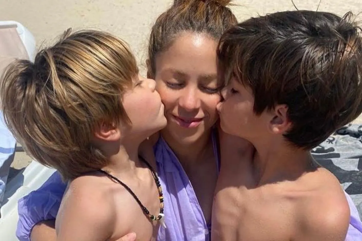 shakira junto a sasha y milan
