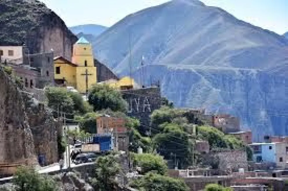 Así es Iruya el encantador pueblito de Salta colgado en las montañas: qué hacer y dónde hospedarse 
