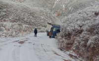 Por la gran nevada en La Cuesta del Obispo, dos vehículos volcaron y un camión descarriló     