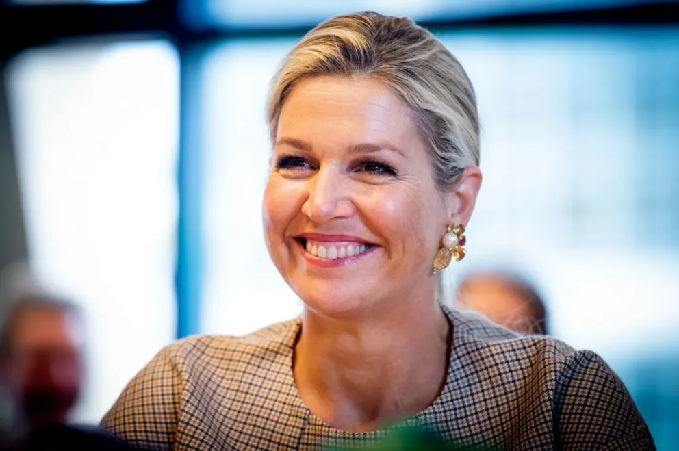 El look de Máxima de Holanda en el día de la construcción que sorprendió a todos: no parece una reina