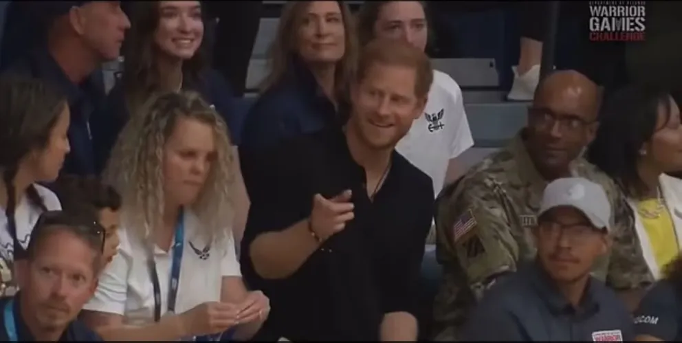Principe Harry saluda a la audiencia en evento donde no es querido por los organizadores