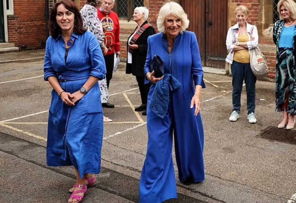 Camila Parker Bowles irrumpe con estilo de pantalones extra anchos en eventos formales