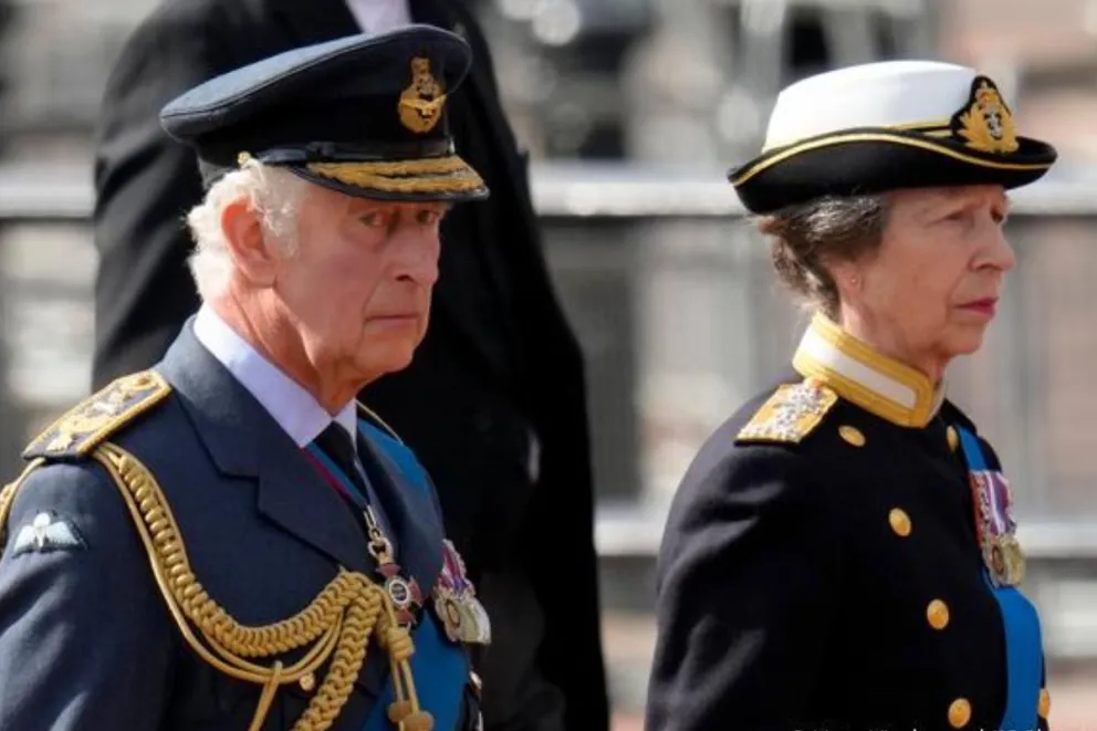 Coleccionista real: conocé al hombre que venderá fotos nunca antes vistas de Carlos III y la princesa Ana
