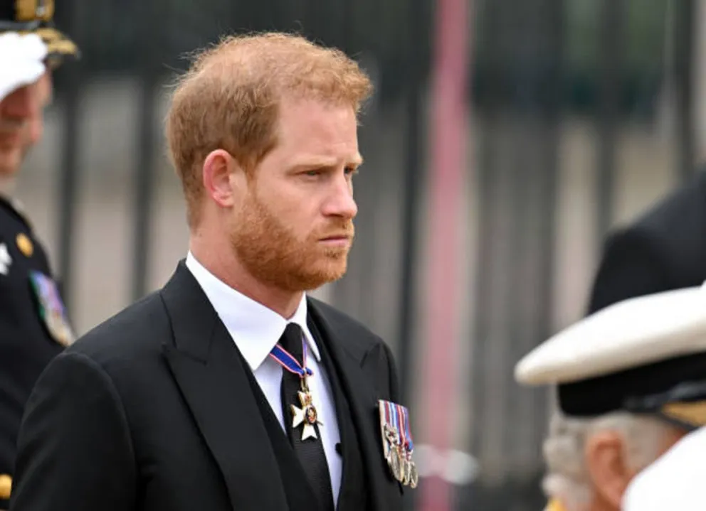 El doble del príncipe Harry saca ventaja de sus escándalos con la familia real y obtiene estos beneficios