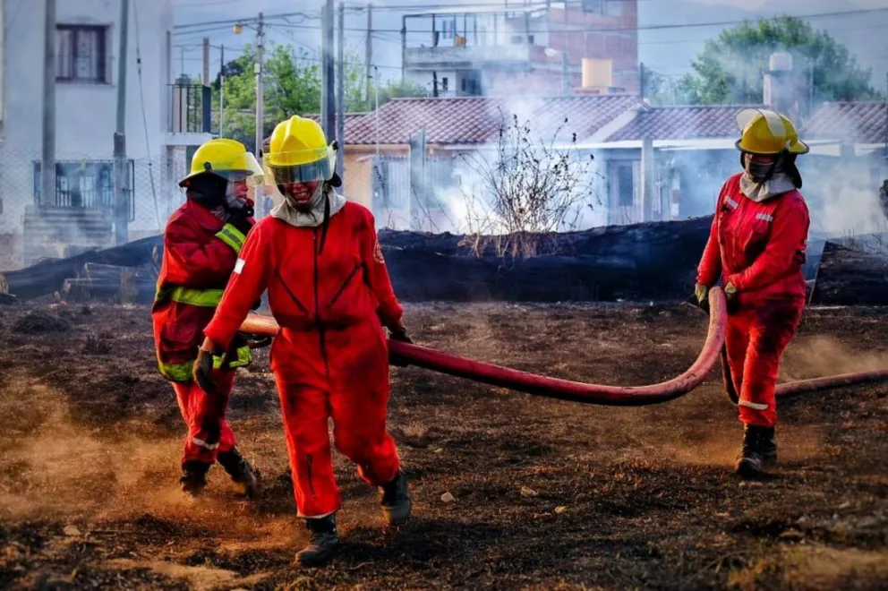 Tremendo incendio en Campo Quijano: los bomberos tuvieron que pedir agua a los vecinos