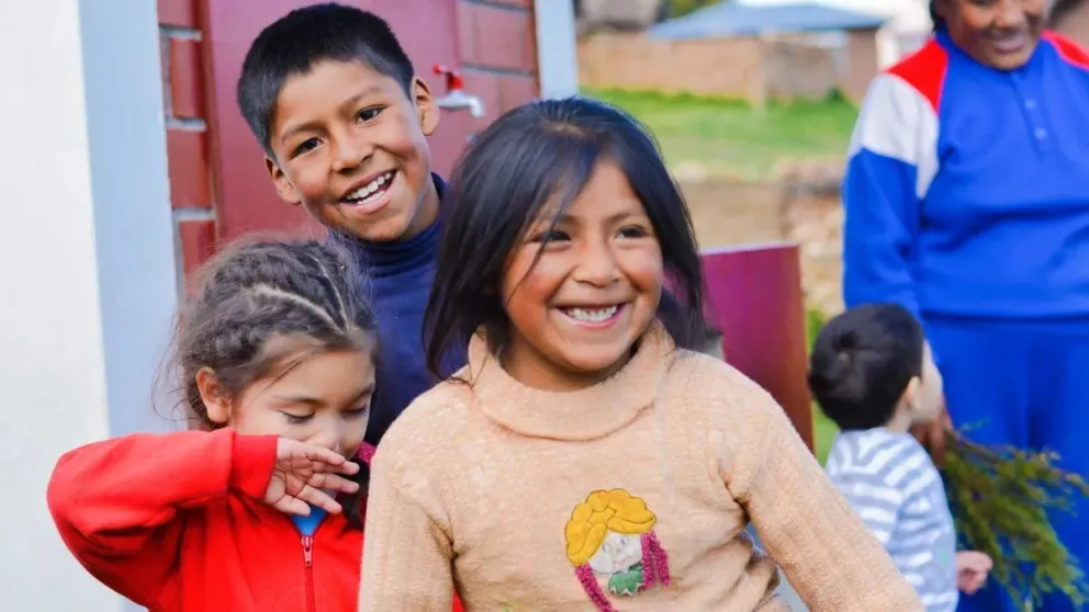 Separaron de su cargo a directora de escuela por tratos racistas a niños Kollas