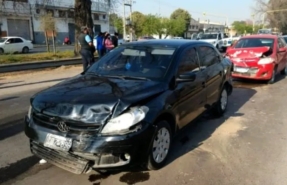 Accidente vial en cadena: un auto impactó de lleno contra dos camionetas en Avenida Ex Combatientes de Malvinas 