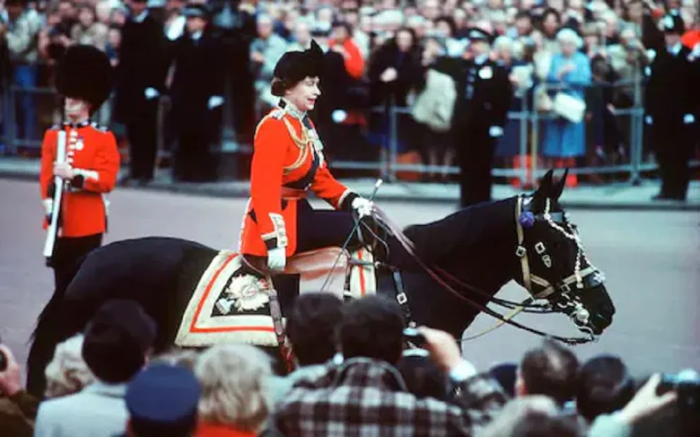 Así fue el terrible atentado contra la reina Isabel II en su Trooping The Colour: toda Inglaterra alarmada
