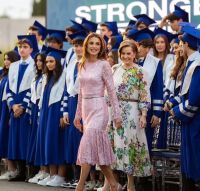 La reina Raina de Jordania brilla con un vestido rosa en una graduación