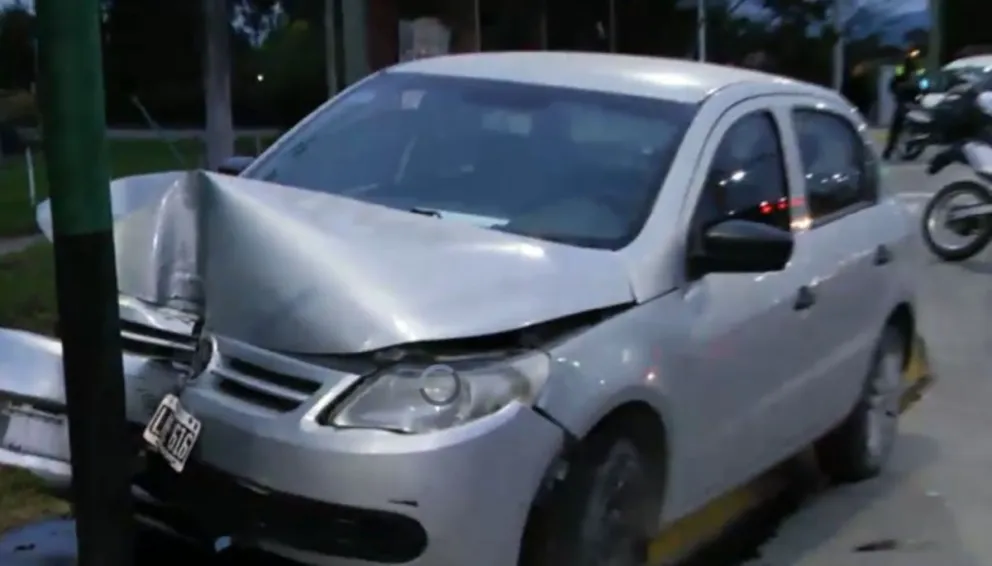 Pudo ser una tragedia: un auto terminó incrustado en una escuela de la ciudad  