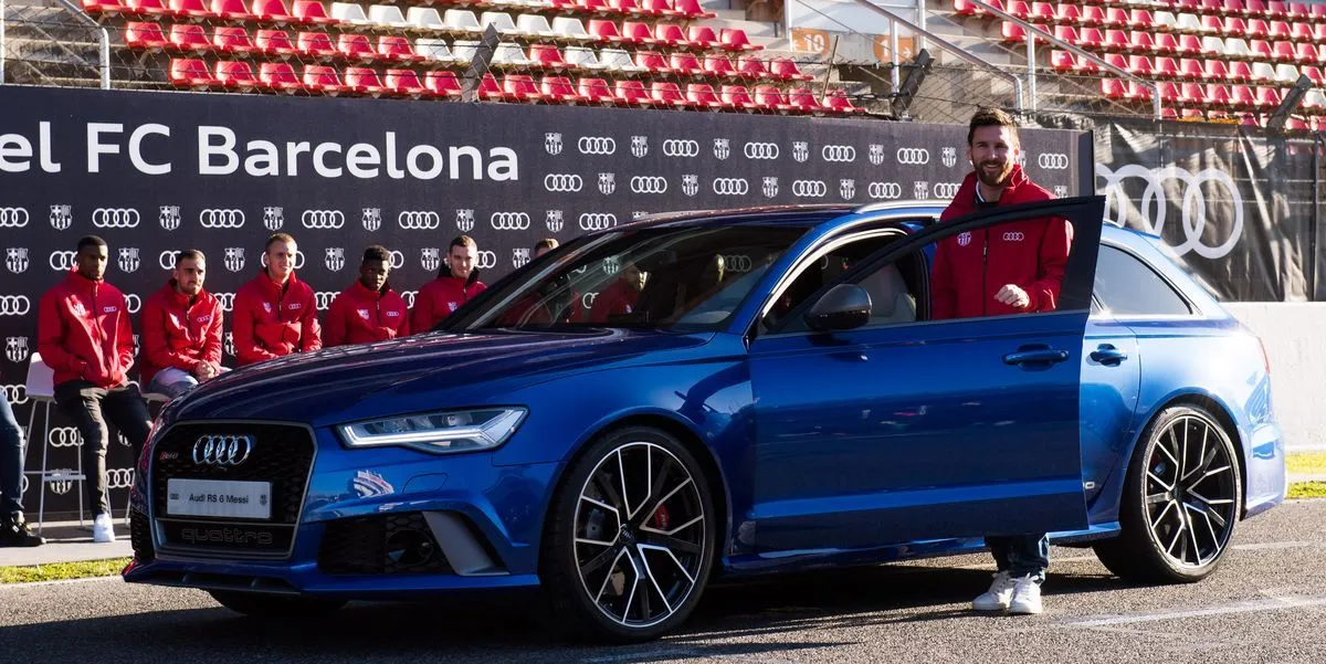 lionel messi conduciendo