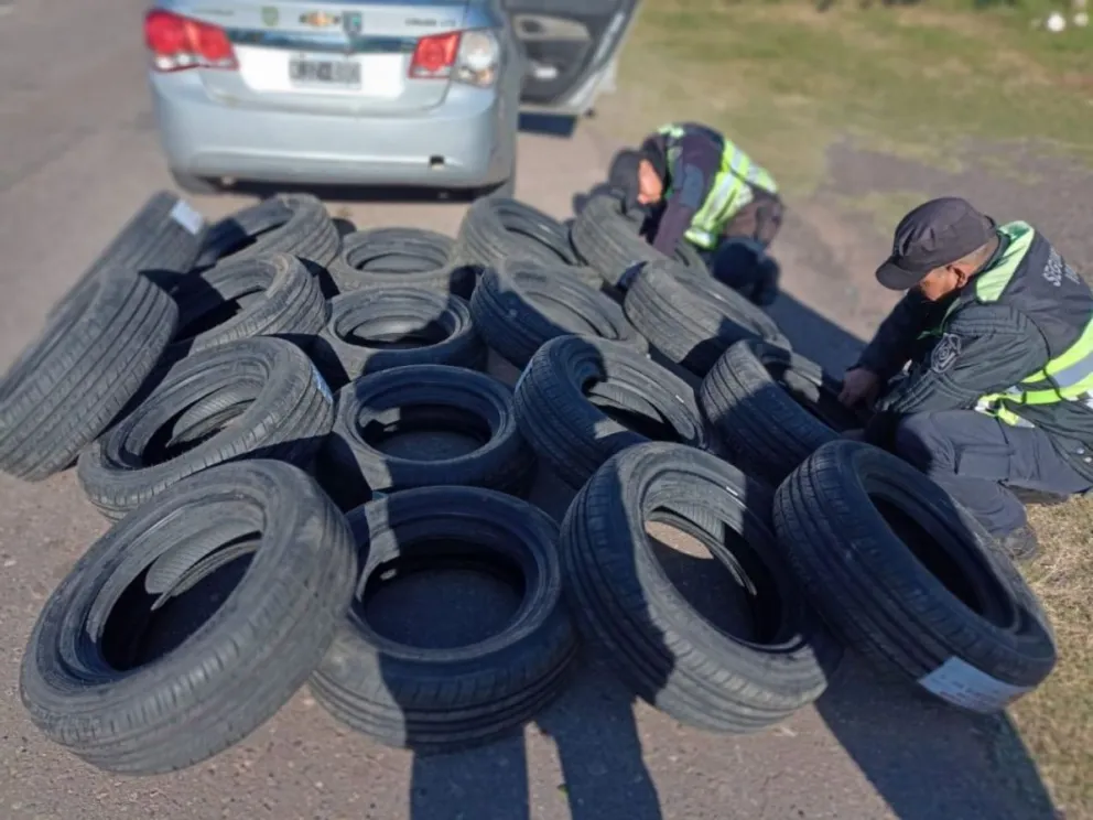  Operativo policial descubre contrabando de cubiertas: el conductor fue sancionado