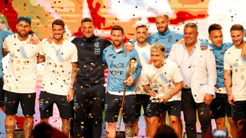 Lionel Messi, Dibu Martínez y Lionel Scaloni fueron homenajeados con una vergonzosa estatua: Fotos