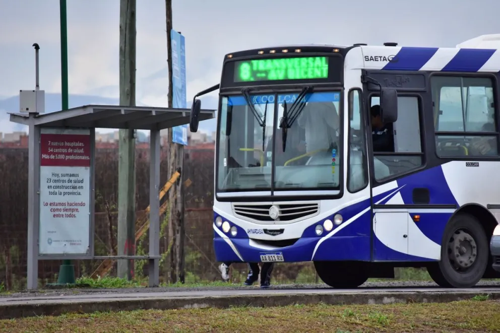 Gobierno de Salta asume aumento salarial para evitar paro en el transporte