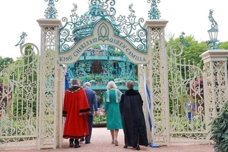 Realeza brit&aacute;nica en el jard&iacute;n de Irlanda